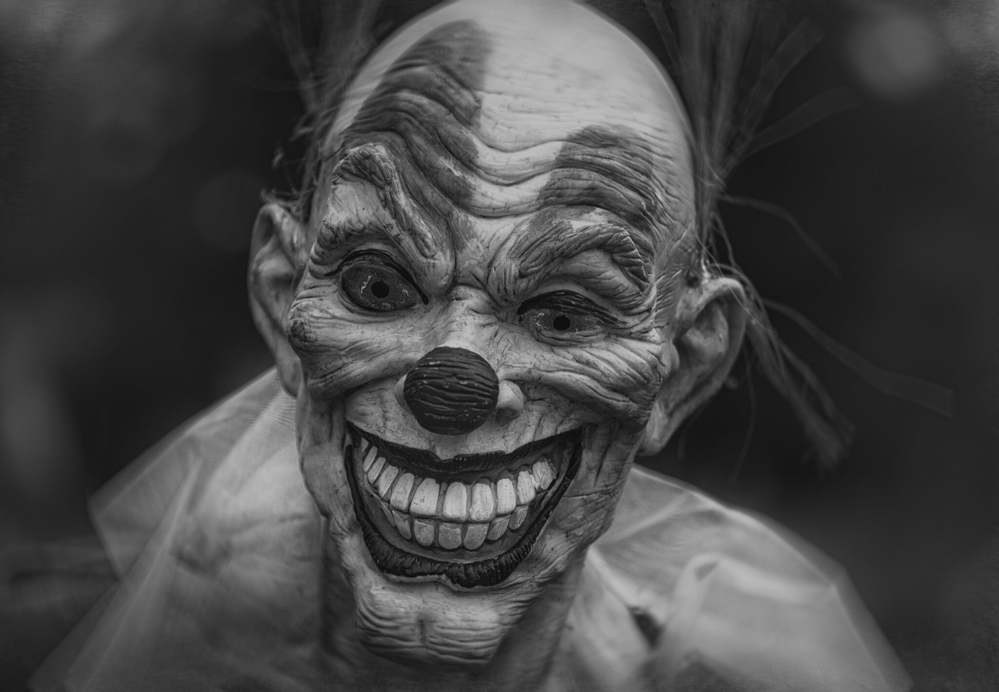 Uśmiech clowna w czaro białym kolorze