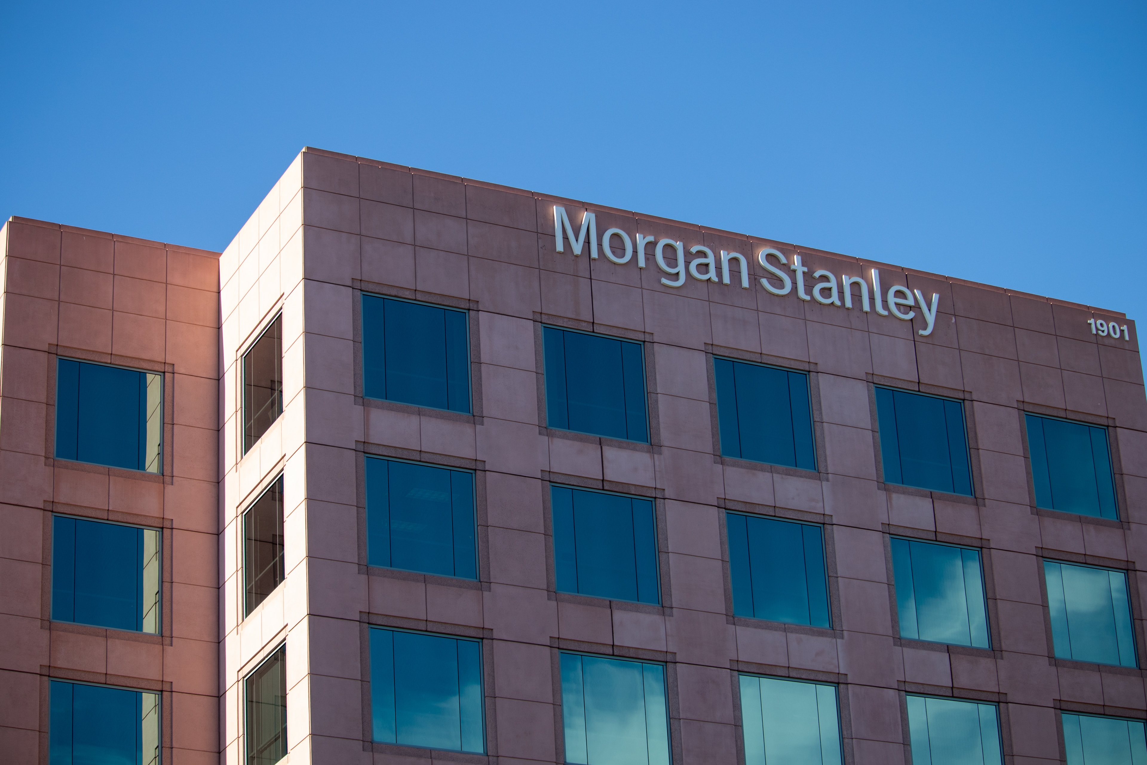 Morgan Stanley: „Złoto jest odporne na wzrost stóp procentowych”. Czy warto je teraz kupować?