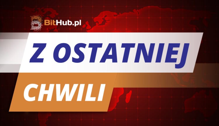 grafika "z ostatniej chwili" bithub.pl na tle czerwonej mapy świata