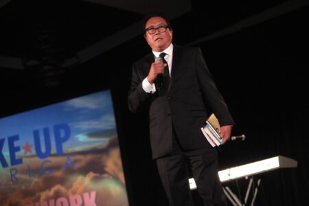 Kiyosaki grzmi: czy płyniemy statkiem pełnym głupców? „Obudźcie się!”