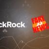 Czarna grafika z logiem BlackRock, logiem Bitcoina oraz napisem fake news na czerwono
