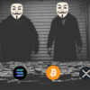 cyberprzetępcy nad stosem pieniędzy z kryptowalut