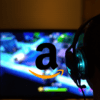 gracz siedzący przed monitorem w słuchawkach, na monitorze jest gra i logo amazon