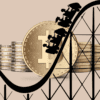 Monety Bitcoin na stosach oraz czarny wizerunek kolejki górskiej wspinającej się w górę