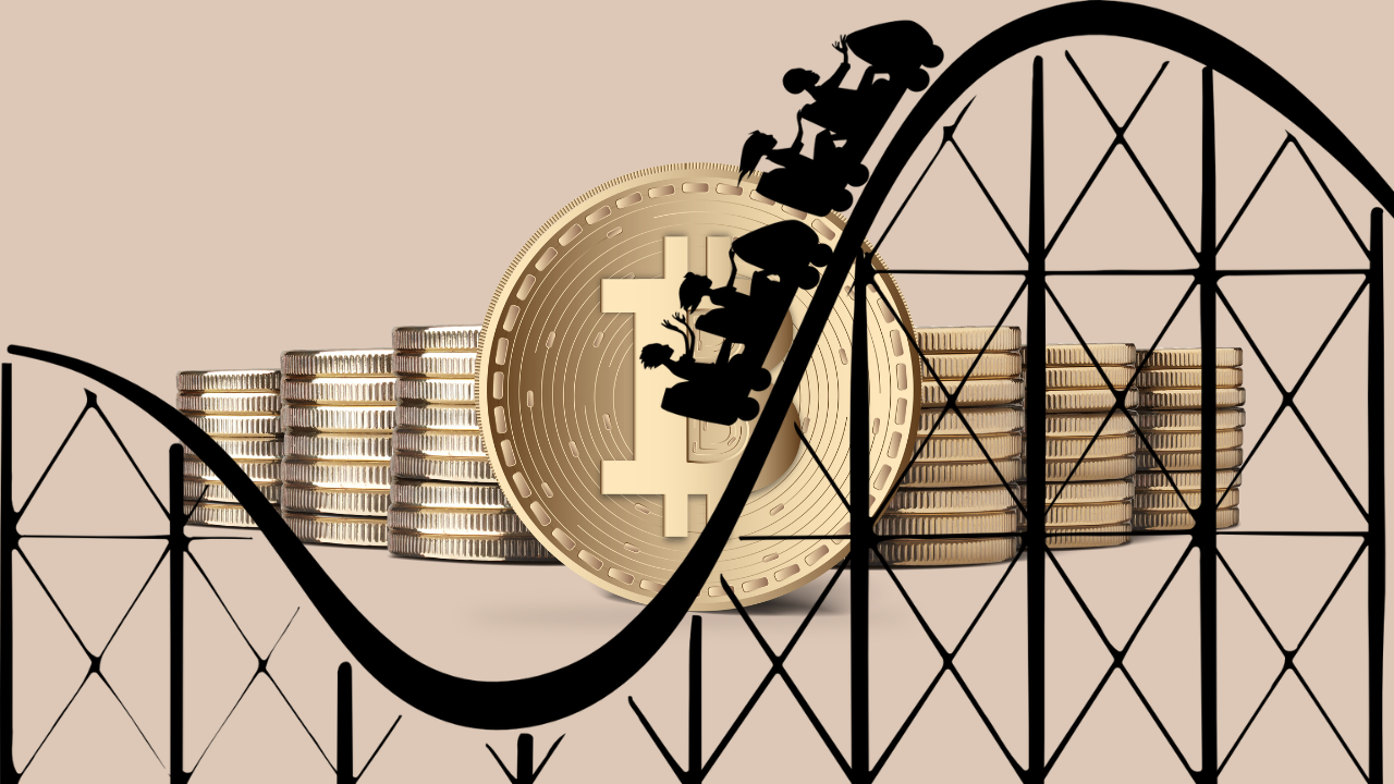 Monety Bitcoin na stosach oraz czarny wizerunek kolejki górskiej wspinającej się w górę