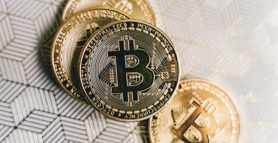 Zdjęcia złotych monet przedstawiających Bitcoina