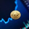 Moneta BTC na tle wykresu cenowego