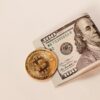 Bitcoin obok amerykańskiego dolara