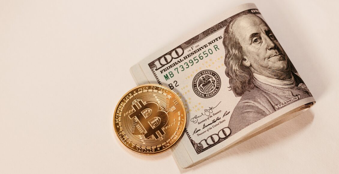 Bitcoin obok amerykańskiego dolara