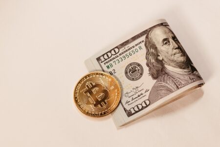 Dolar nie ma szans z Bitcoinem? Podaż topnieje w oczach, HODLerzy świętują