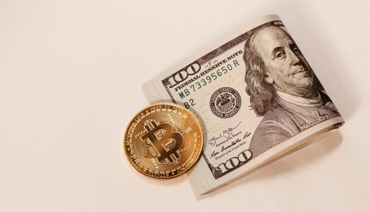 Dolar nie ma szans z Bitcoinem? Podaż topnieje w oczach, HODLerzy świętują