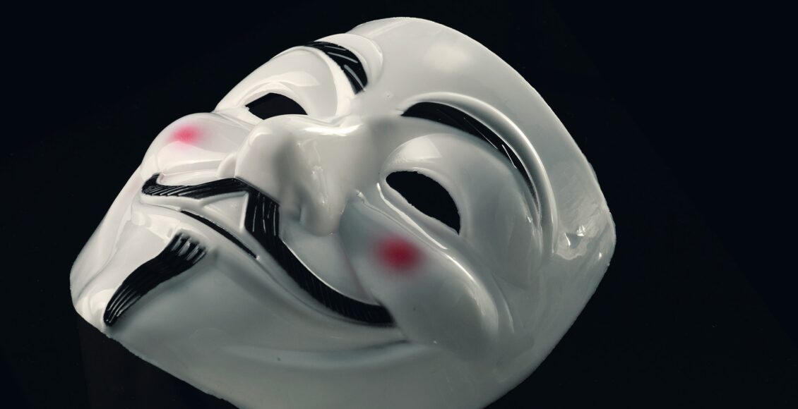 Biała maska Anonymous na czarnym tle