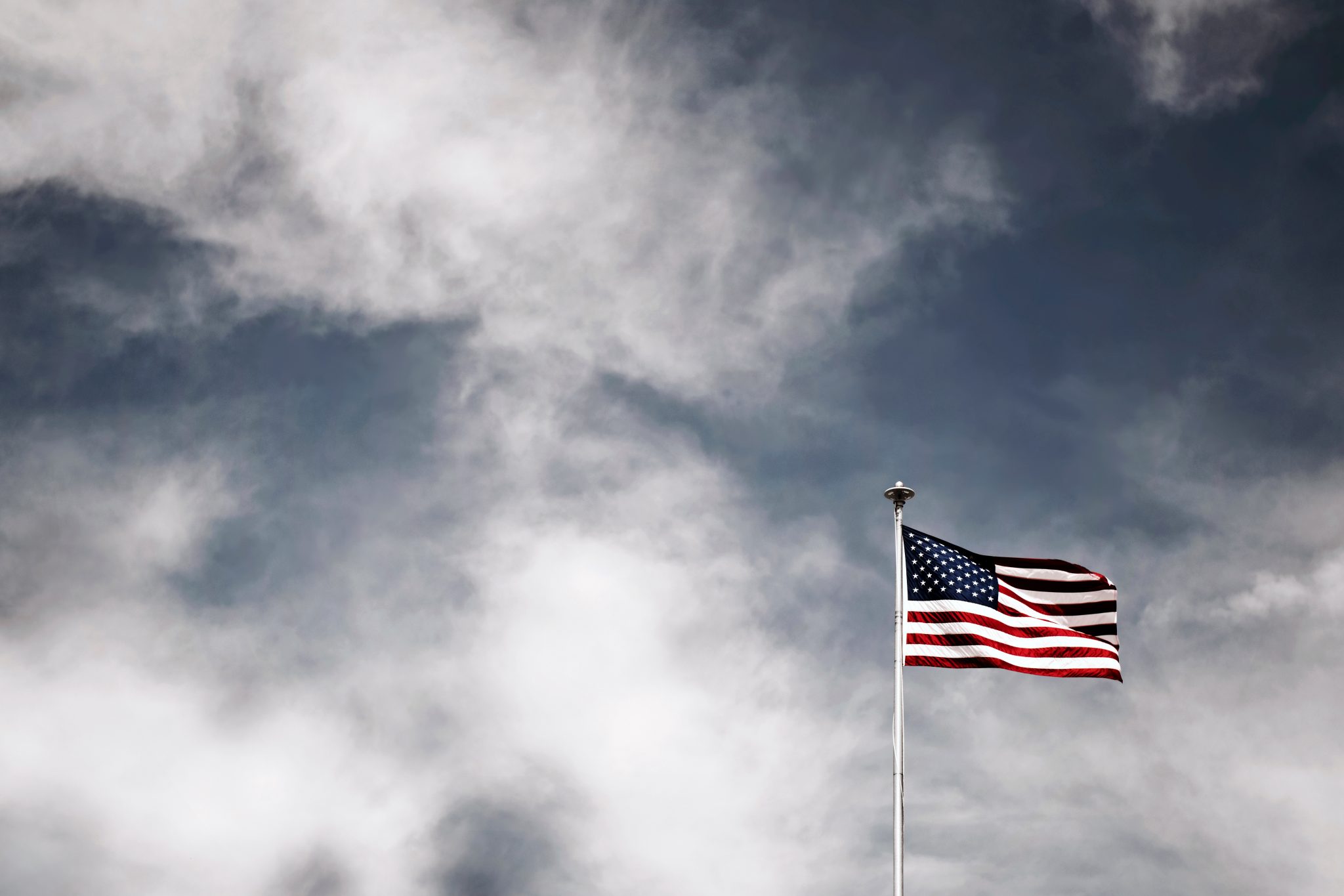 Flaga USA na tle burzowego nieba