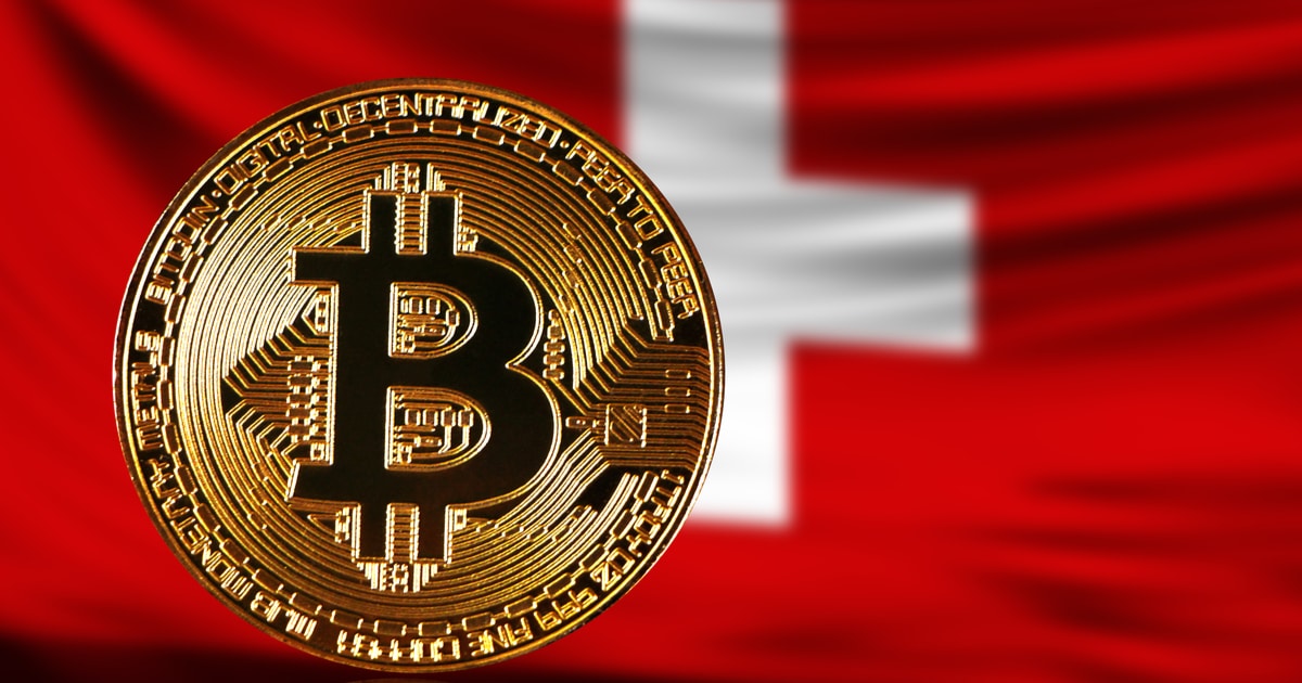 Bitcoin na tle flagi Szwajcarii
