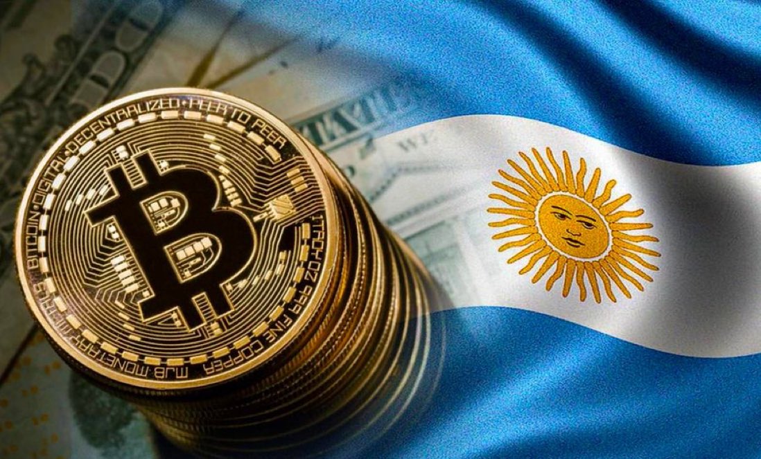Moneta Bitcoina obok flagi Argentyny