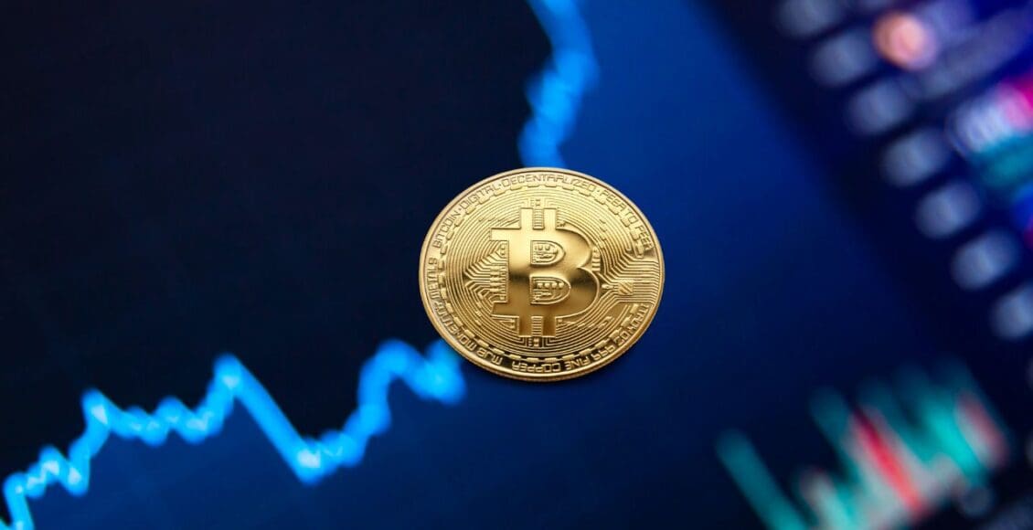 Moneta Bitcoin na tle wykresu wzrostowego