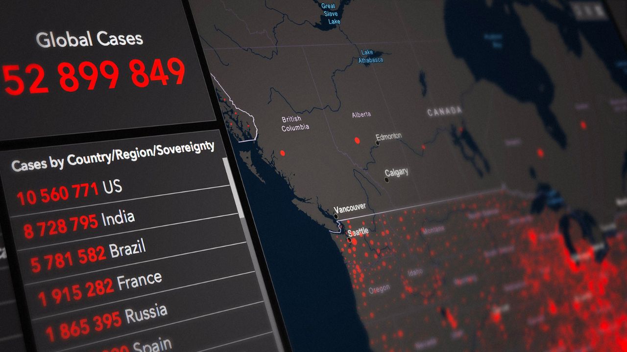 Licznik przypadków pandemii na smartfonie na tle mapy świata