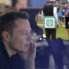 Elon Musk siedzący przed komputerami, myślący o nowym AI Grok i ChatGPT