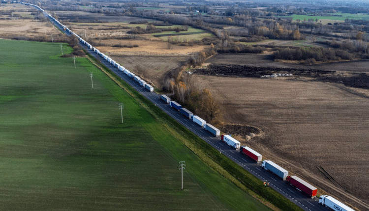 „Agenci Putina” vs „niewdzięczni cwaniacy”. Eskalacja protestu na granicy, tysiące ciężarówek stoją