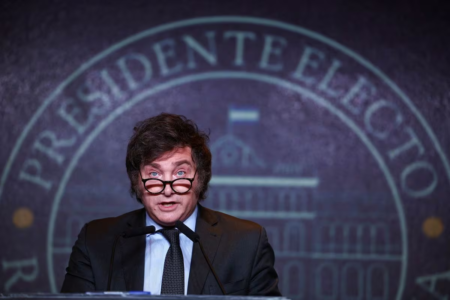 Prezydent Argentyny twierdzi, że w kampanii wcale nie żartował. Instytucje pójdą pod nóż