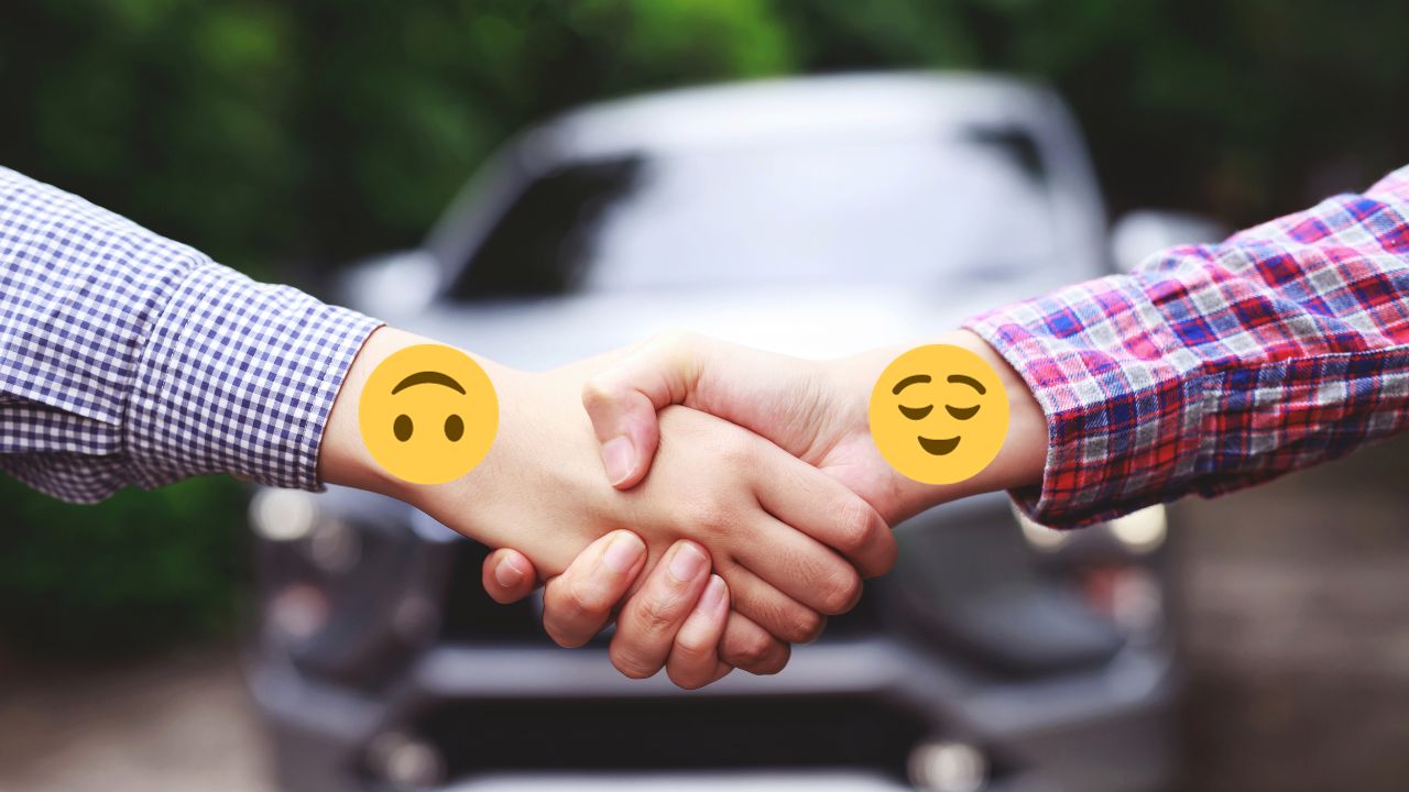 Klient kupuje auto w komisie, uścisk dłoni ale nieszczery