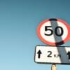 Znak drogowy z ograniczeniem do 50 km/h i strzałki w górę