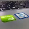 Zdjęcie naklejki z logo Nvidia na laptopie