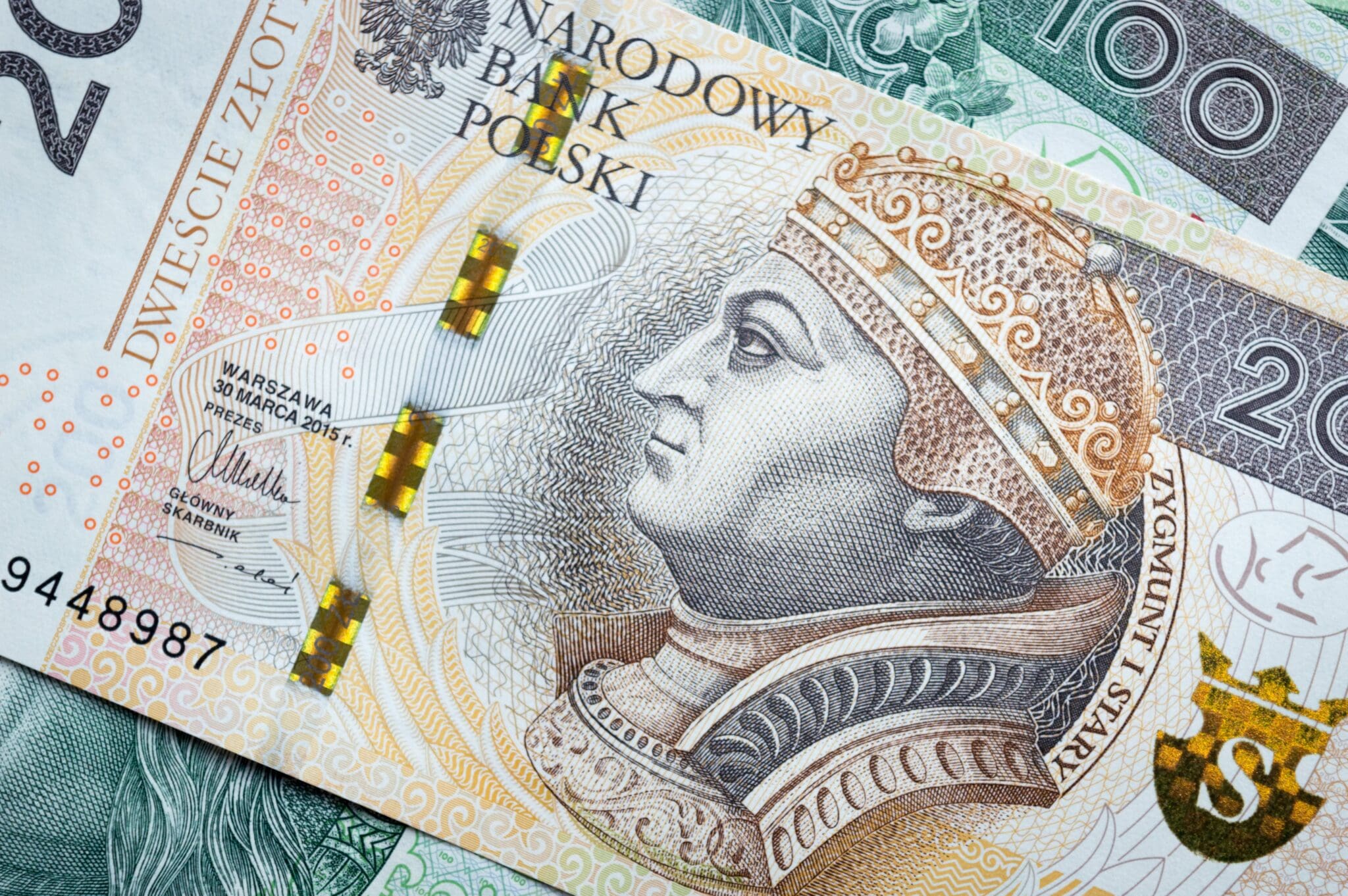 Banknot 200 PLN na zdjęciu