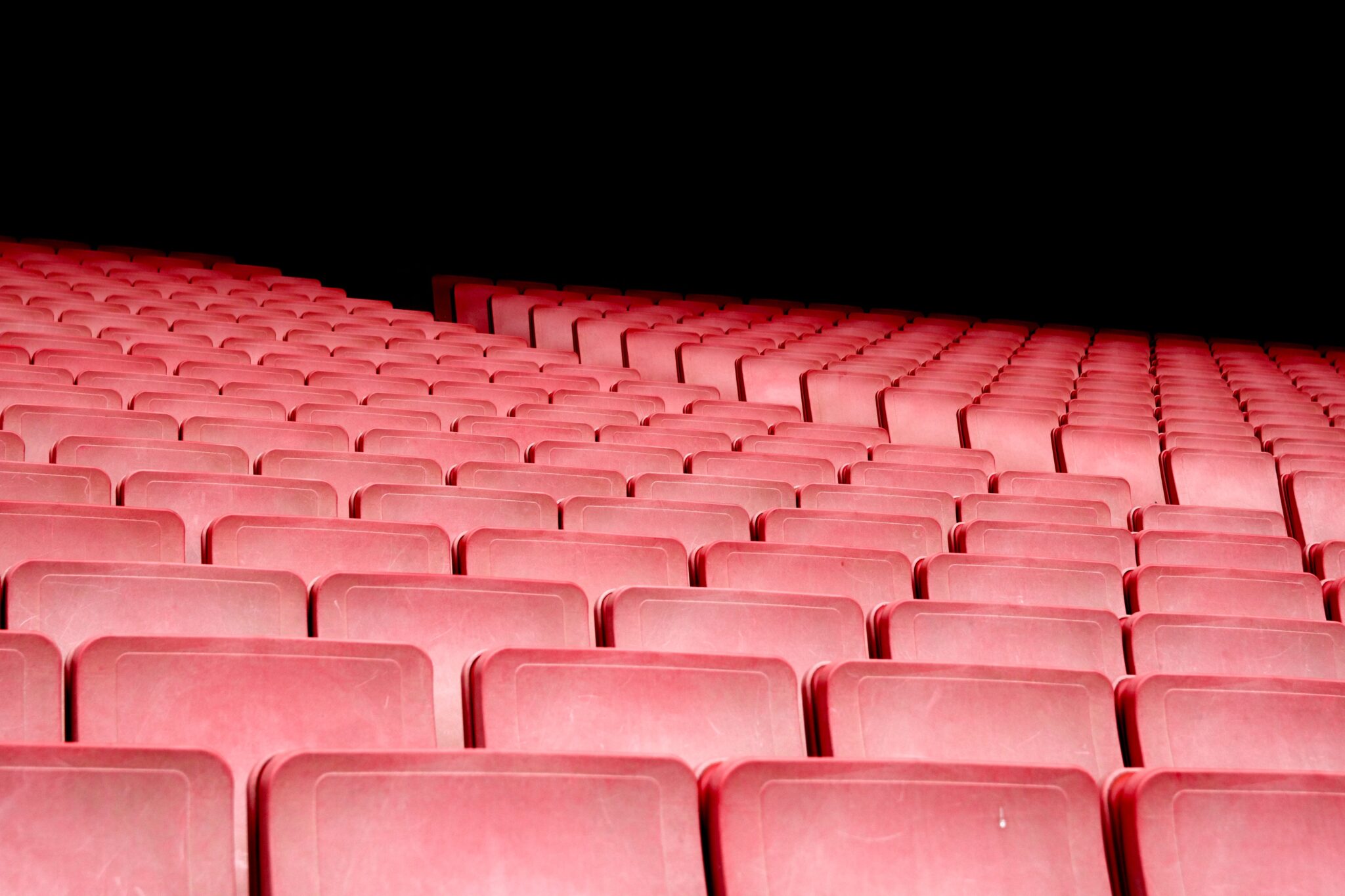 Czerwone krzesła na sali kinowej