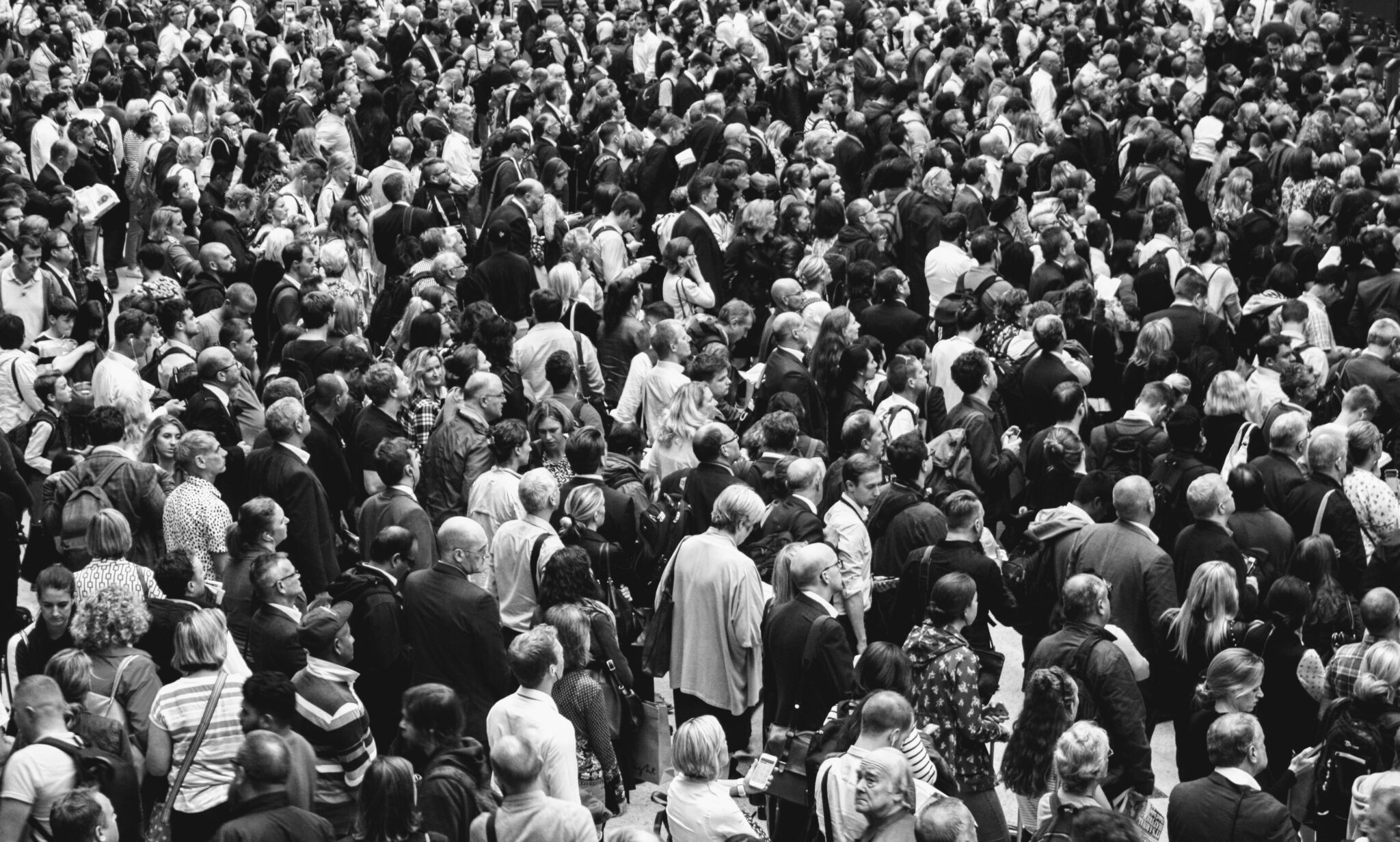 Tłum ludzi w czarno bialych kolorach