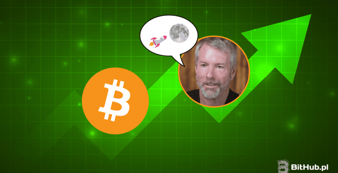 Zielona strzałka i grafika symbolizująca wzrosty, na niej siedzi kryptowaluta Bitcoin oraz portret owalny Michaela Saylora który pokazuje na księżyc
