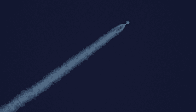 Rakieta z logiem Solana pędząca w kosmos, za nią unosi się długi odrzut