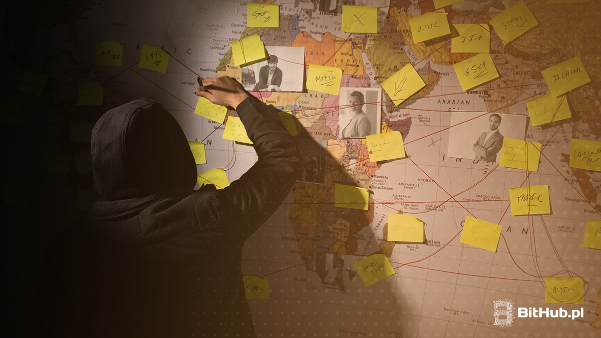 Zakapturzona osoba przypinająca na mapie świata adresy i zdjęcia osób