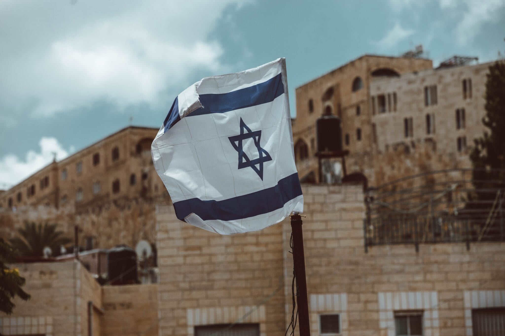 Izraelska flaga na tle miasta
