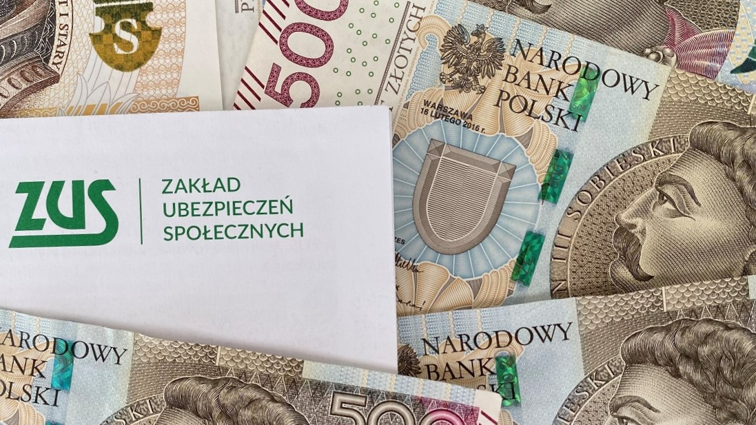 polskie banknoty oraz logo zus