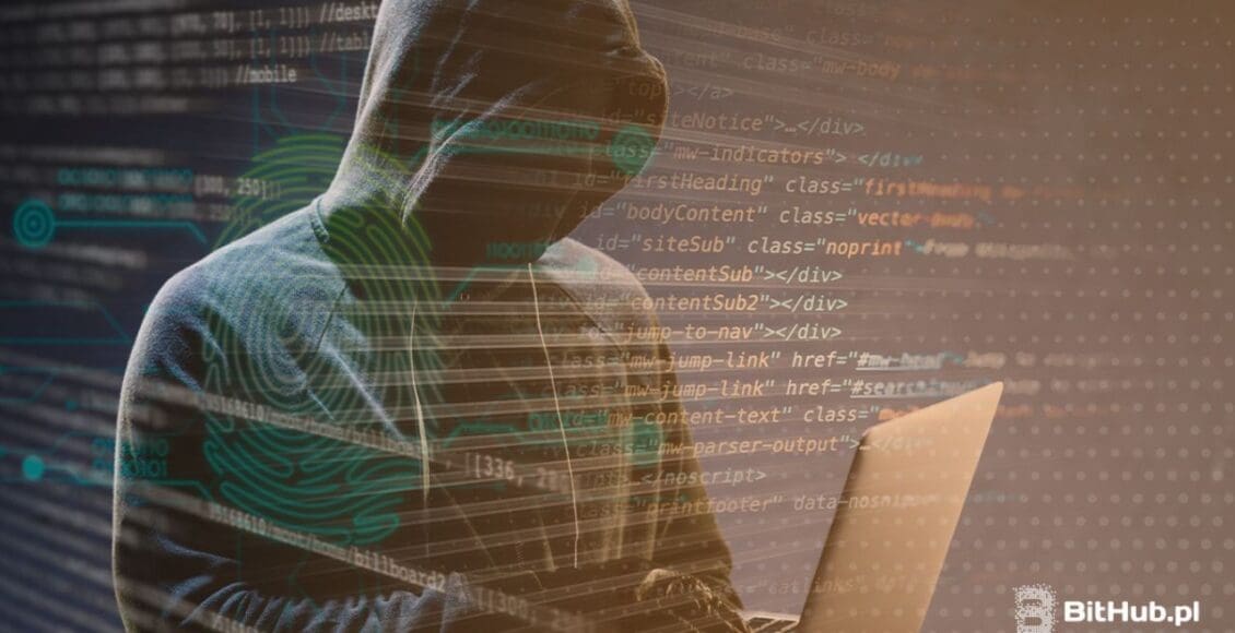 Haker w bluzie z kapturem siedzi przed laptopem na tle kodu