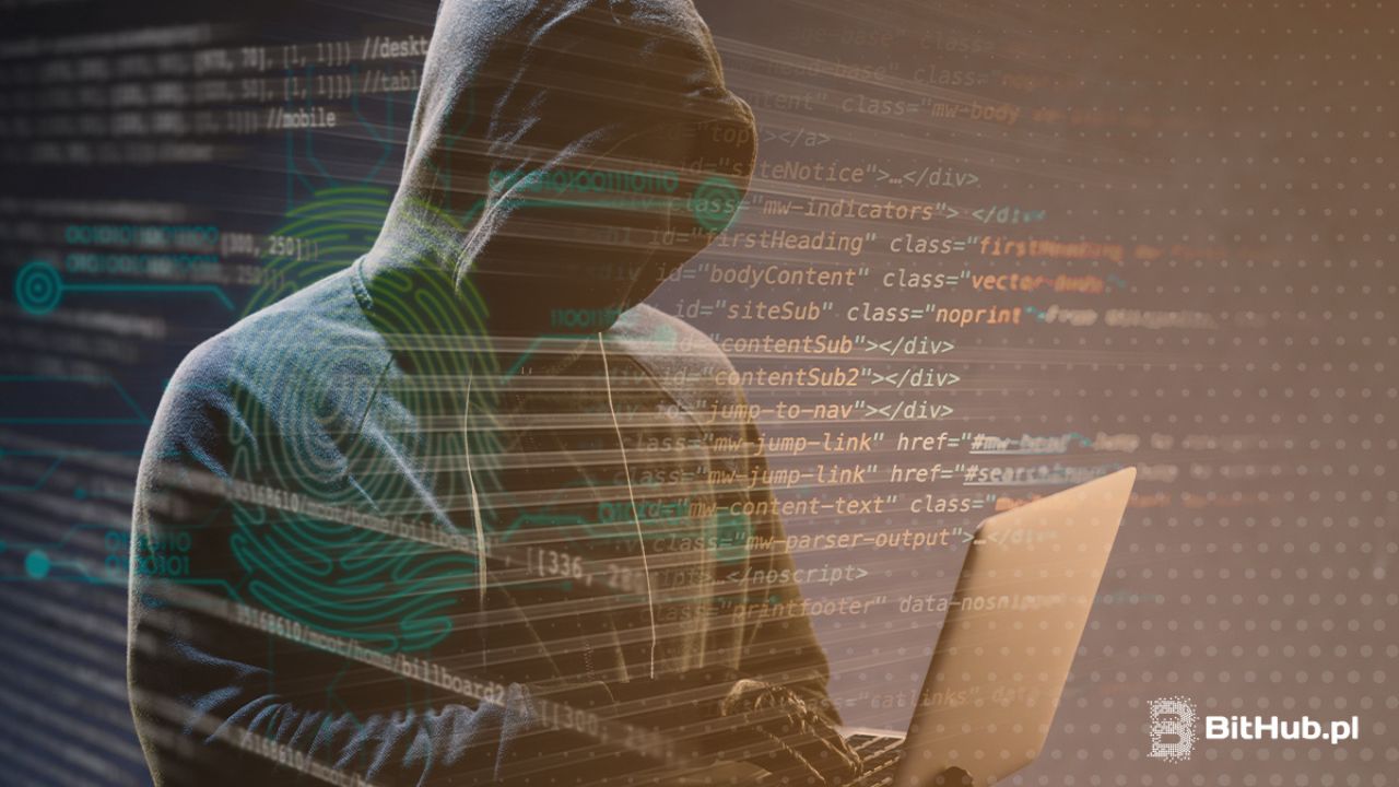 Haker w bluzie z kapturem siedzi przed laptopem na tle kodu