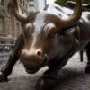Zdjęcie rzeźby byka, symbolu hossy, stojącego na Wall Street