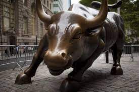Zdjęcie rzeźby byka, symbolu hossy, stojącego na Wall Street