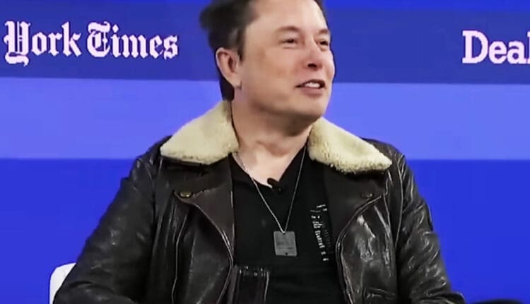 Elon Musk podczas wystąpienia
