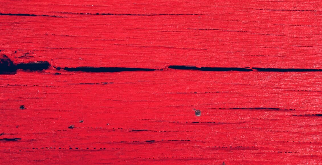 Czerwony kolor tafli jeziora