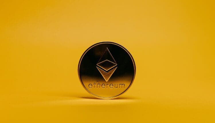 Moneta z wizerunkiem Ethereum na złotym tle