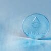 Błękitna moneta z logo Ethereum na białym tle