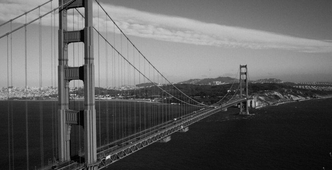 Most 'Golden Gate' w San Francisco, w czarno białych kolorach