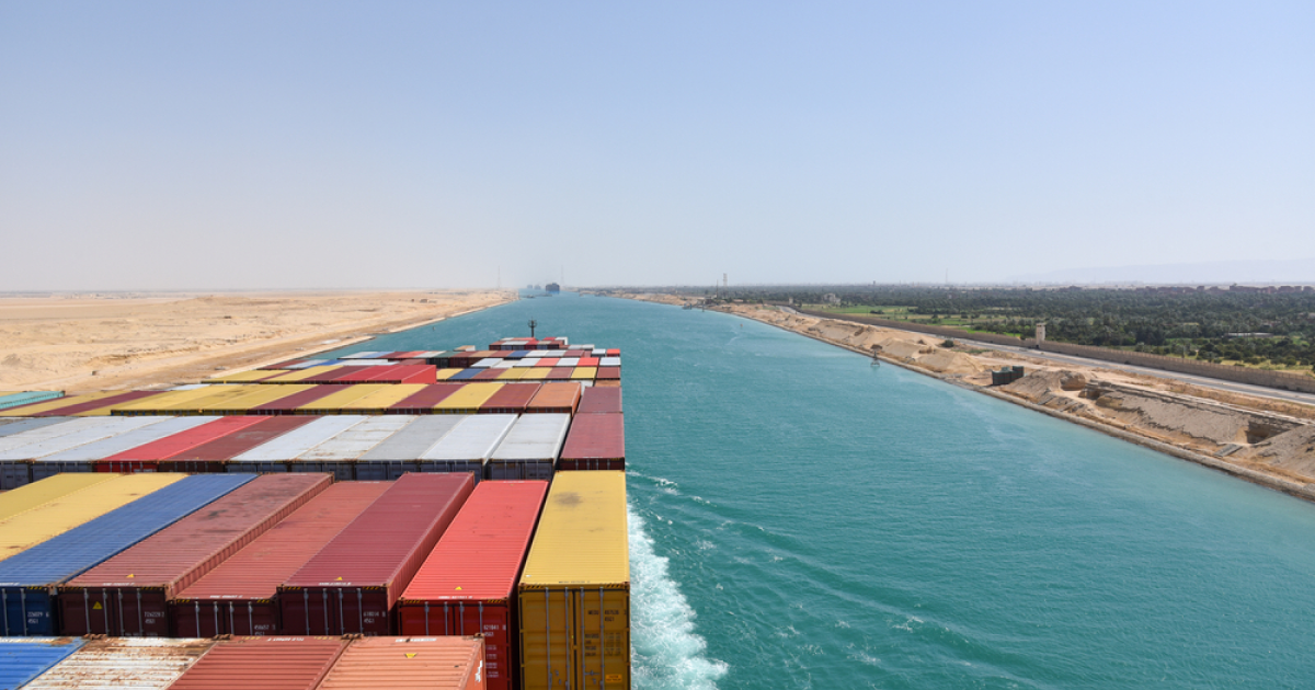Widok z frachtowca, przewożącego ładunek przez Kanał Sueski