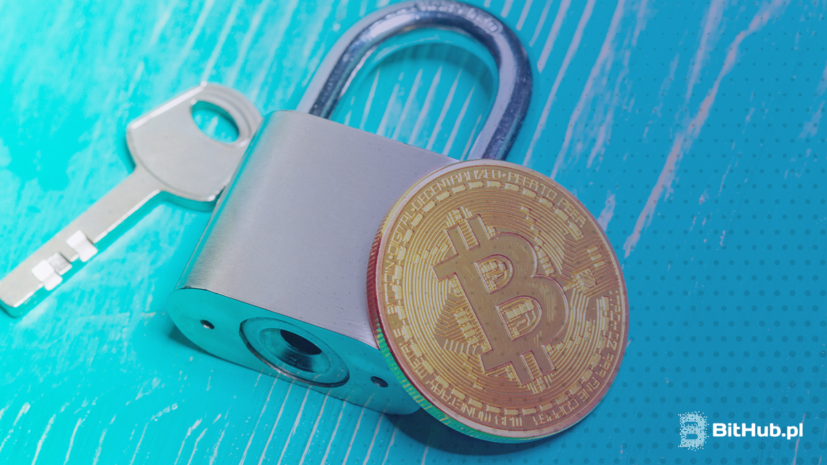 Kluczyk z kłódką oraz monetą Bitcoin na niebieskim tle