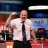 Jim Cramer z ręką uniesioną ku górze i studiem CNBC w tle