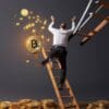 Bitcoin i mężczyzna spadają z drabiny