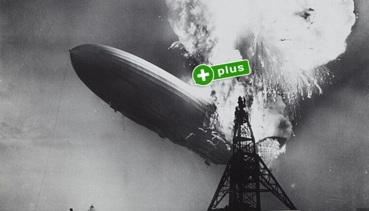 Wybuch sterowca Hindenburg z napisem 'Plus' ma pierwszym planie