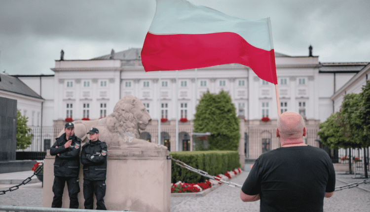 Rekordowa liczba wakatów w policji. W samej Warszawie i okolicach brakuje 2 tys. mundurowych. Dlaczego tak się dzieje?